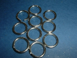 Grote zware zilverkleurige open ringen van 15 mm.