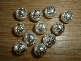Mooie zilverkleurige opengewerkte kralen van 10 mm.