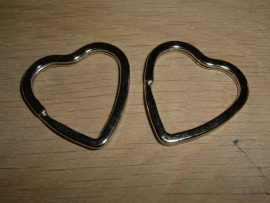 Mooie zilverkleurige sleutelhangers in de vorm van een hart
