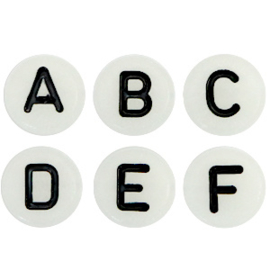 Mooie ronde witte letterkralen met zwarte letters