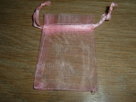 Mooie kleine roze organza zakjes van 7 x 5 cm.