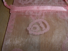 Mooie roze organza zakjes voor baby met roze opdruk 10 x 7,5 cm.