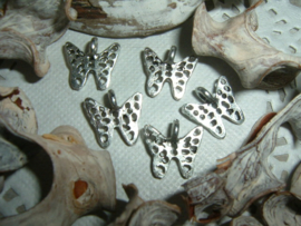 Mooie zilverkleurige hangertjes van een vlindertje