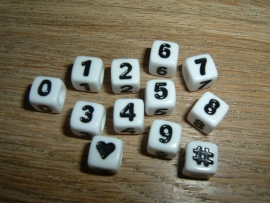 Mooie witte cijferkralen met zwarte cijfers in de vorm van een blokje