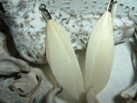 Mooie almond beige veertjes van 4 cm.