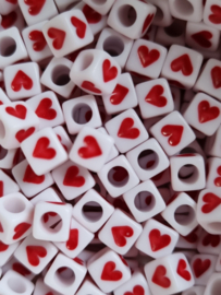 Voordeelverpakking witte letterblokjes met een rood hartje 6 mm 50  stuks