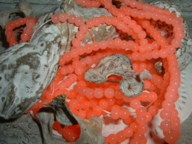 85 Stuks mooie koraalroze opal glaskralen van 4 mm.
