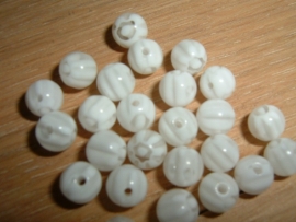 25 Stuks mooie ronde witte millefiori kralen van 6 mm.