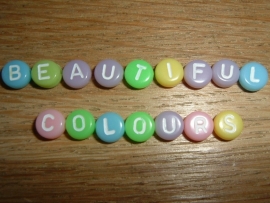 Mooie gekleurde letterkraaltjes met witte letters