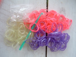 Loom bands in de kleuren zachtgeel glitter, donkerpaars en fel roze