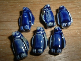 Mooie blauwe keramieke kralen in de vorm van een pinguin