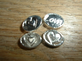 Mooie zilverkleurige ovale kralen met de tekst "LOVE"