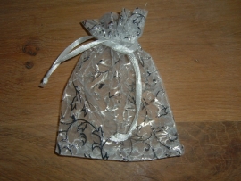 Leuke witte organza zakjes met een opdruk 11,5 x 8 cm.