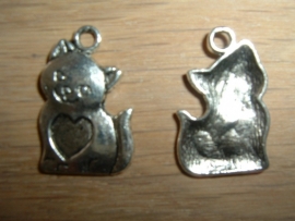 Mooie zilverkleurige hangertjes van een zittende poes