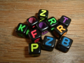 Mooie zwarte letterkralen met neon letters in de vorm van een blokje