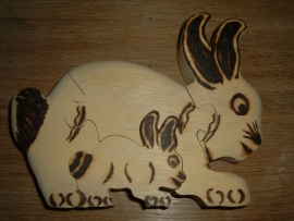 Mooie handgemaakte blank houten puzzle van een konijntje uit Burkina Faso.
