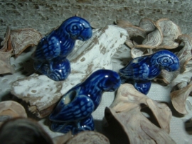 Mooie grote donkerblauwe kralen in de vorm van een papegaai