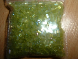 Mooie glanzende kleine groene staafjes glaskraaltjes 2 mm.