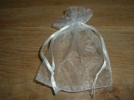 Mooie witte organza zakjes van 12 x 9 cm.