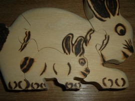 Mooie handgemaakte blank houten puzzle van een konijntje uit Burkina Faso.