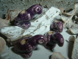 Mooie auberginekleurige kralen in de vorm van een papegaai