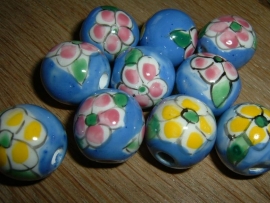 Mooie grote blauwe kralen met bloem 20 mm.