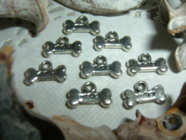 Mooie kleine zilverkleurige bedeltjes in de vorm van een hondenbotje
