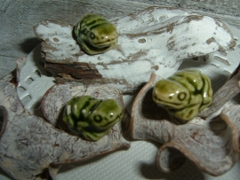 Mooie groene kralen in de vorm van een kikkertje
