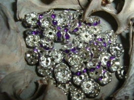 Mooie zilverkleurige spacers met paarse steentjes van 6 mm.