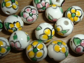 Mooie witte kralen met bloem 12 mm.