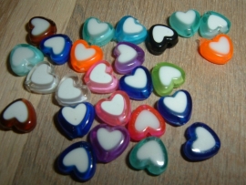 25 Stuks mooie gekleurde hartjes met een witte kern
