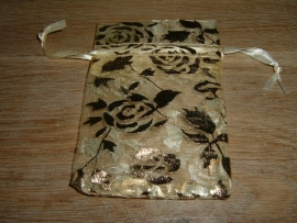 Mooie goudkleurige organza zakjes met bloemen 9 x 7,5 cm.