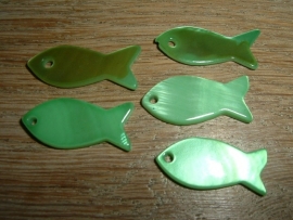 Mooie hangertjes in de vorm van een groen visje