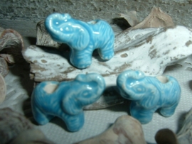 Mooie aquablauwe kralen in de vorm van een olifantje