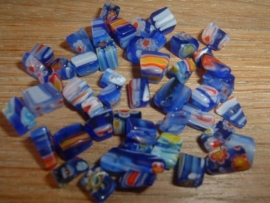 45 stuks blauwe millefiori chips kraaltjes 2-6 mm.