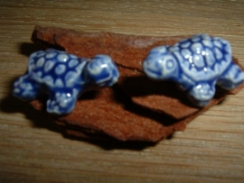 Mooie blauwe keramieke kralen in de vorm van een schildpadje