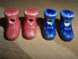 Mooie keramieke kralen in de vorm van een kort laarsje