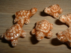Mooie caramelkleurige keramieke schildpadjes