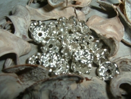 Mooie zilverkleurige spacers met kristalkleurige steentjes van 6 mm.