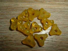 Transparant gele glaskraaltjes in de vorm van een driehoekje