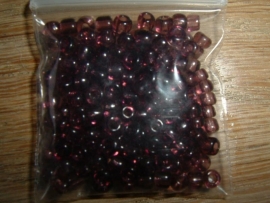Mooie transparante paarse kleine glaskraaltjes 3 mm.