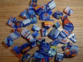 45 stuks blauwe millefiori chips kraaltjes 2-6 mm.