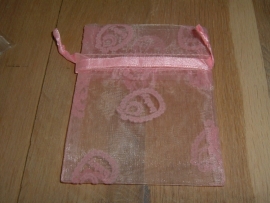 Mooie roze organza zakjes voor baby met roze opdruk 10 x 7,5 cm.