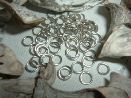50 Stuks mooie antiek zilverkleurige ringetjes (nikkelvrij) 5.5 mm.