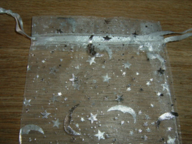 Mooie witte organza zakjes met maantjes en sterretjes 12 x 9 cm.