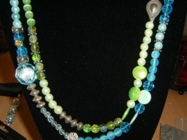 Mooie lange ketting in groen en blauw tinten