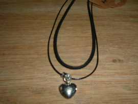 Mooie choker met zilverkleurig hartje