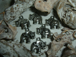 Mooie zilverkleurige hangertjes/bedeltjes van een olifantje