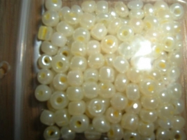 Mooie glanzende ivoorkleurige kleine glaskraaltjes 2,5 mm.