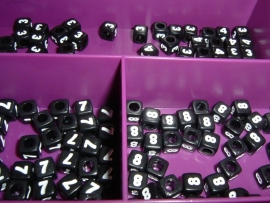 Mooie zwarte cijferkralen met witte cijfers in de vorm van een blokje